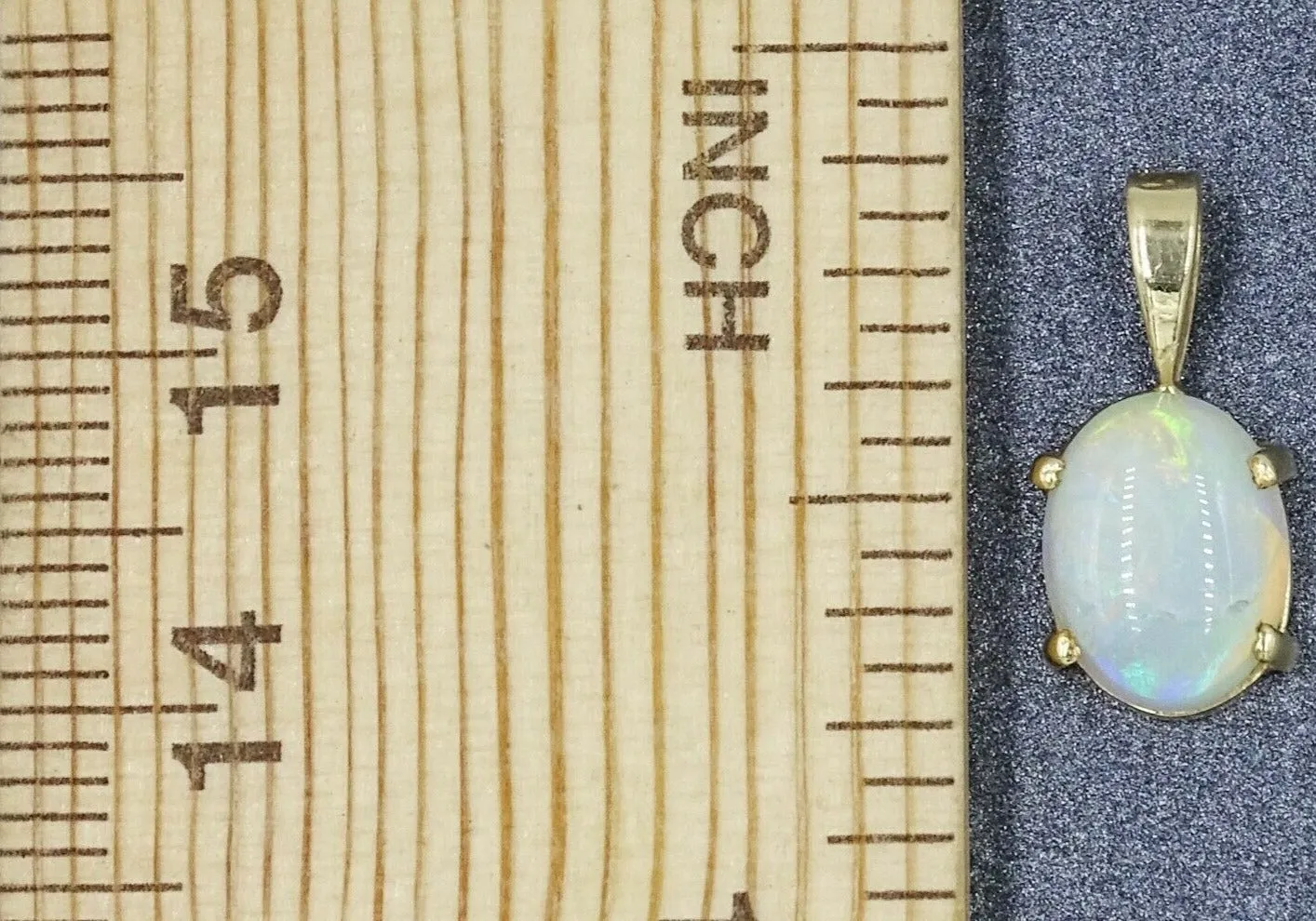 10ct Gold Opal Pendant