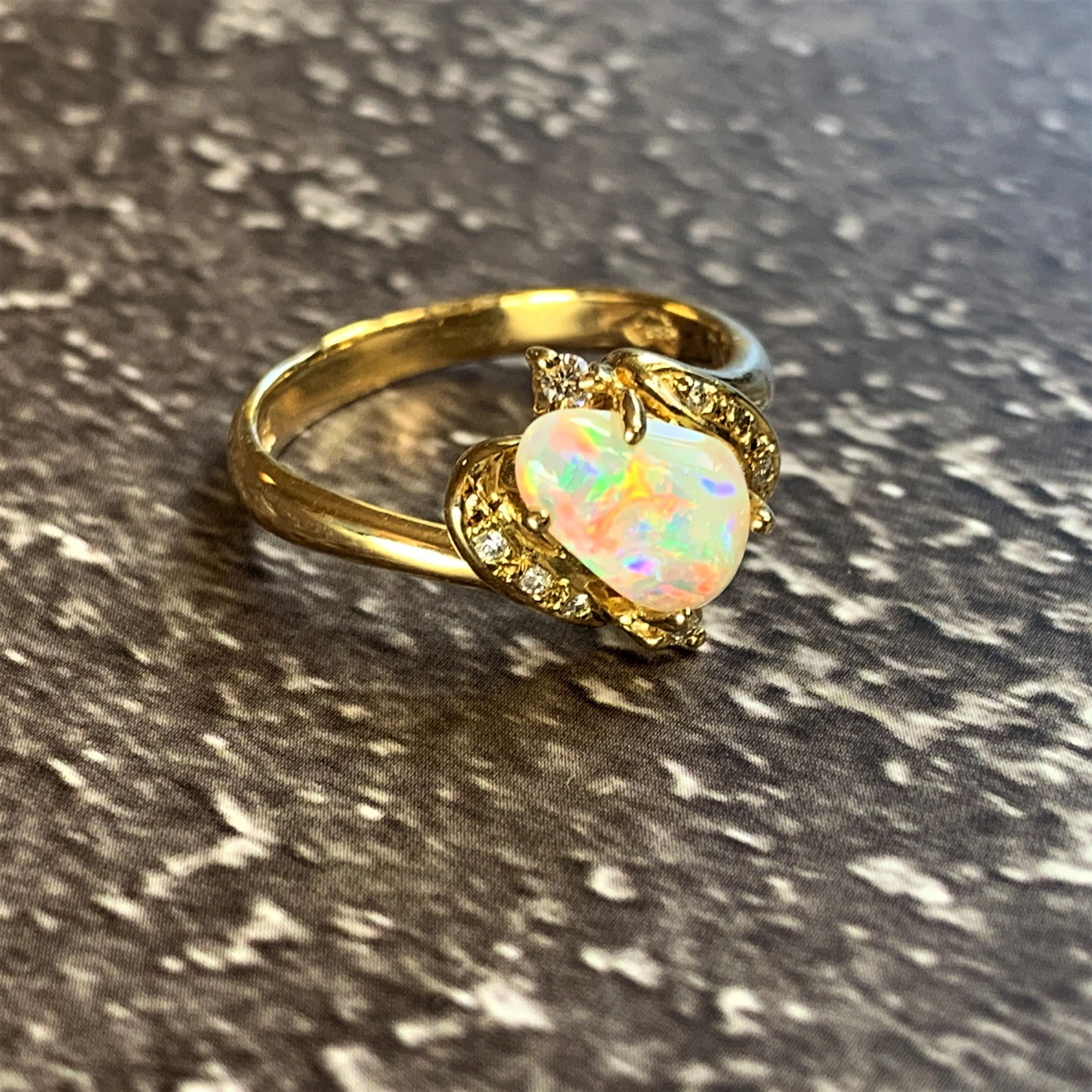 18kt Yellow Gold Fire Opal 0.82ct and Diamond 0.08ct ring