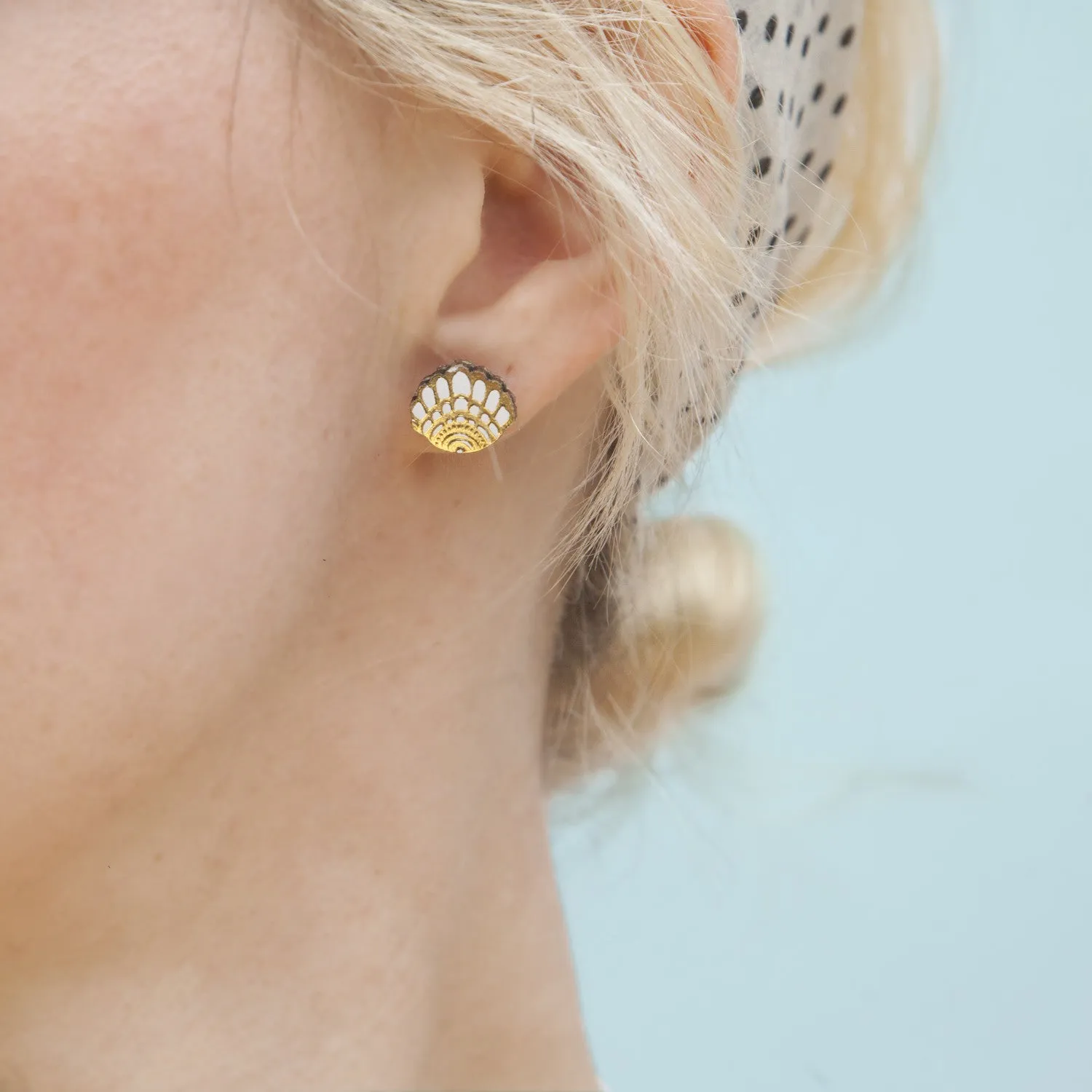 BAMBINO SHELL . stud earrings