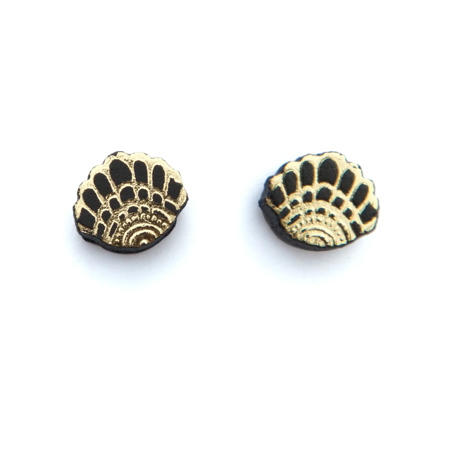 BAMBINO SHELL . stud earrings