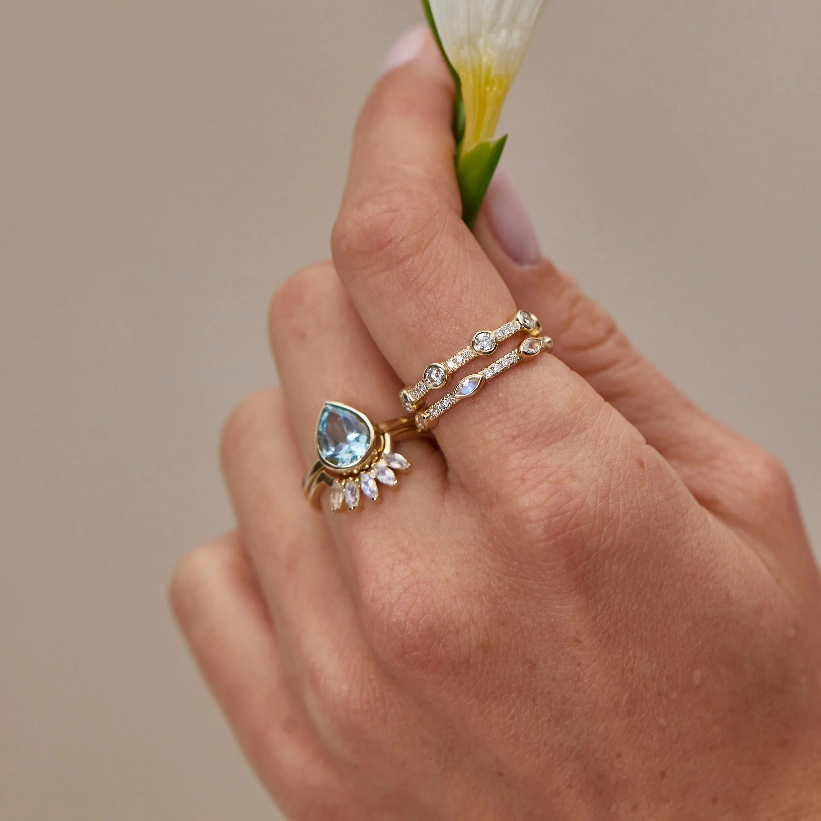 Infinity Moonstone Yellow Gold Wedder