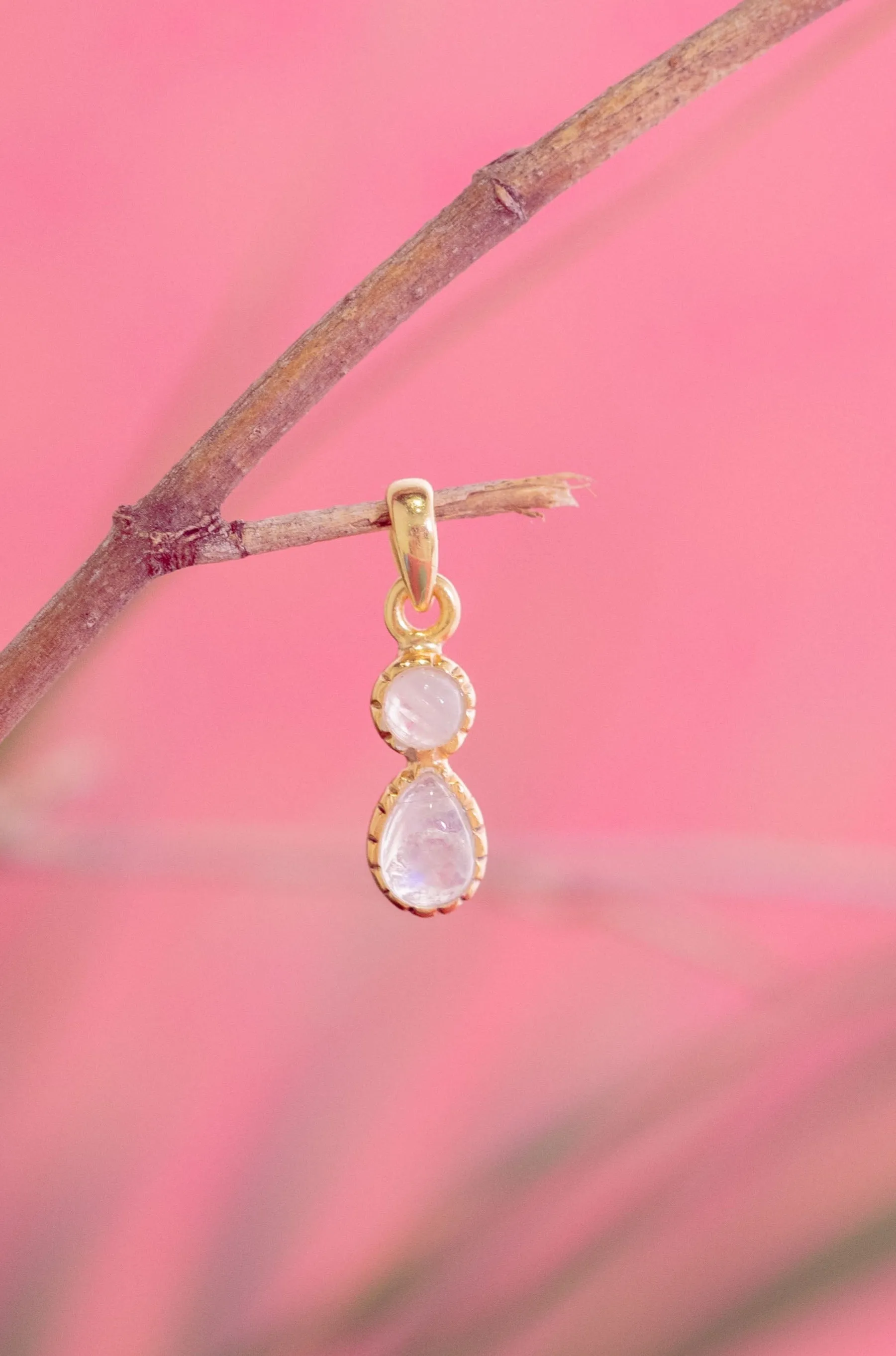 Pia Pendant Rainbow Moonstone